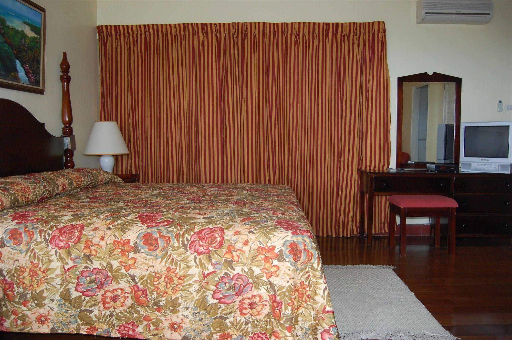 Inn At Shaw Park Gardens & Waterfalls 奥乔里奥斯 外观 照片
